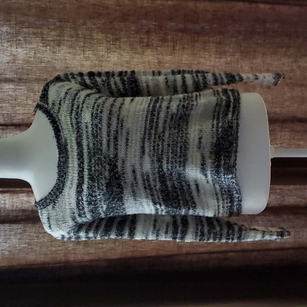 DIVIDED H&M WOMEN'S SWEATER SIZE M